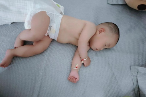 安溪三个月宝宝抬头不稳